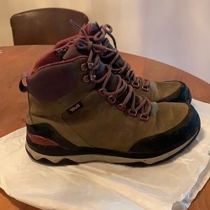 Teva hiking boots for men